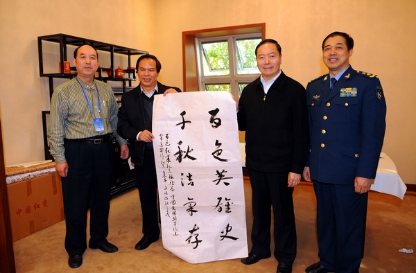2月22日,陈联合(左一)参加中国爱国拥军边关行活动,为广西白色起义纪念馆题赠联墨