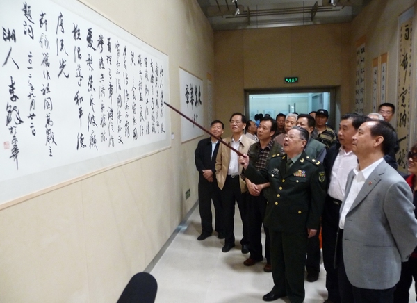 李铎在向韩亨林(右一)等观众介绍他创作的自作诗巨幅书作 一超摄