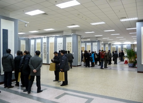 观众在观看展览