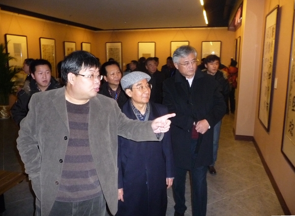 赵长青、旭宇在张纬东(左)等陪同下观看展览 一超摄