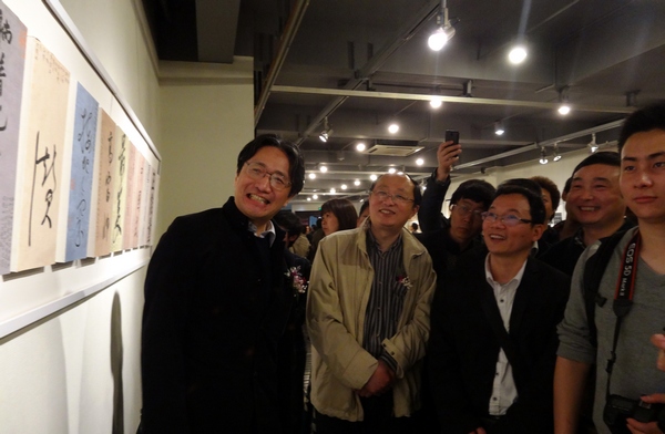 陈振濂(左一)与嘉宾一同观看展览
