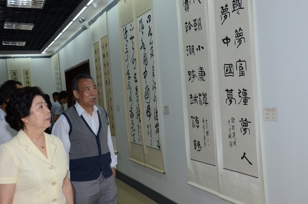 山西省委宣传部部长胡苏平(左)在赵望进陪同下参观展览